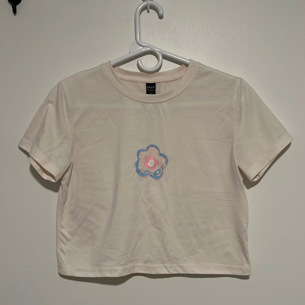 DAZY flower light yellow crop tee
